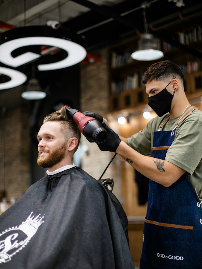 Barber beim Föhnen und Stylen